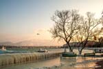 Les bords du Léman à Genève gelés. Photographie retouchée.
